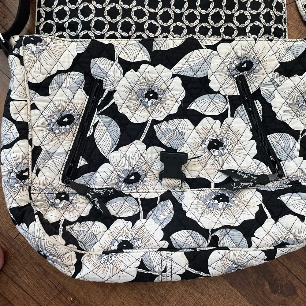 🎉🛍❤️HOST PICK!!🎉❤️🛍Vera Bradley black white messenger bag - Picture 3 of 6